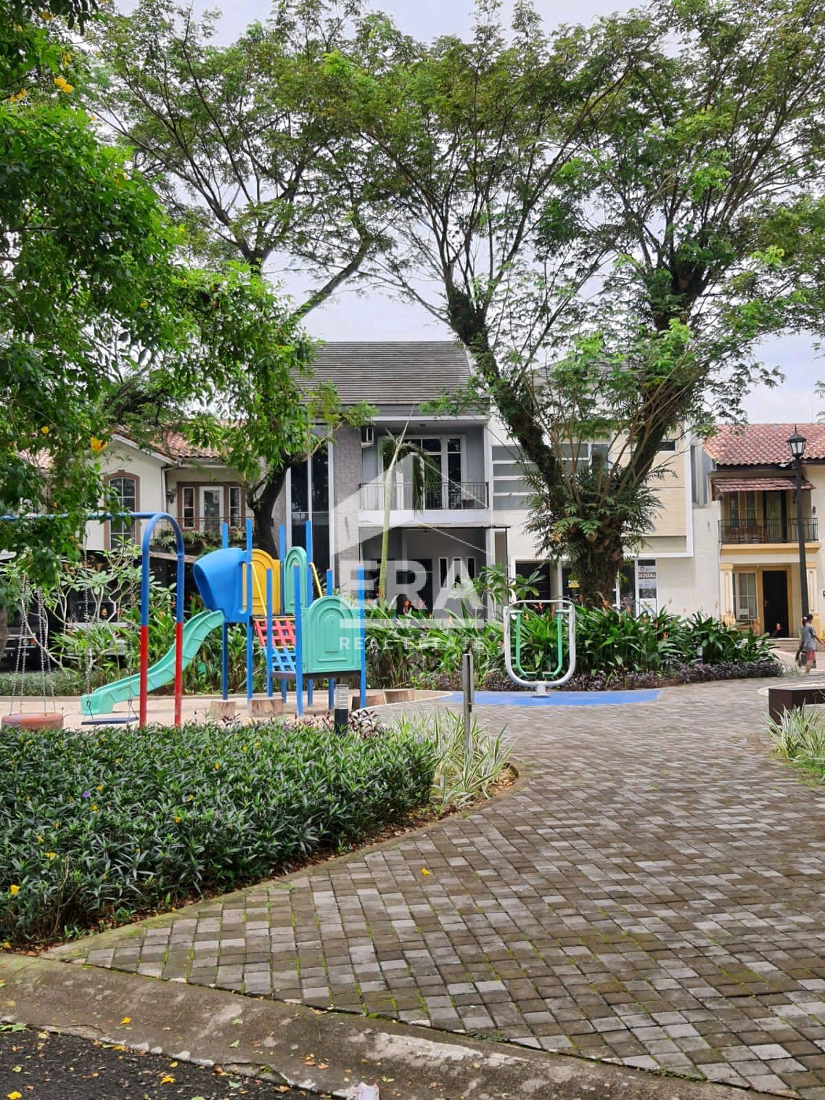 RUMAH - LIPPO KARAWACI